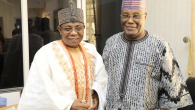 Photo of Monarch of Akure kingdom, Oba Aladelusi, felicitates with Atiku