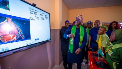 Photo of Sanwo-Olu unveils digitised container classrooms, as 13 outstanding Lagos teachers get brand new SUVs
