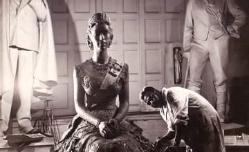 Photo of Nigerian artist who made a bronze sculpture of Queen Elizabeth II