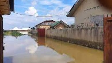 Photo of Flood Frenzy: Lagos roads submerged, motorists, residents struggle 