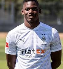 Photo of Embolo, quite unlike Yekini, By Emeka Obasi