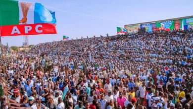 Photo of Bomb scare as angry crowd disrupt APC presidential campaign rally in Jos, throw stones, banners, posters