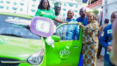 Photo of Woman weeps as she wins car prize in Glo Festival of Joy promo in Ijebu Ode 