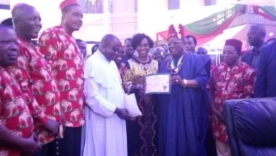 Photo of Ebonyi people lavish praises, awards on Gov Umahi 