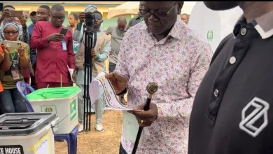 Photo of 2023 Election: Just like Buhari, Gov Ortom displays ballot paper, votes Peter Obi