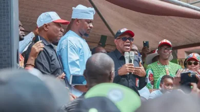 Photo of Security officers overwhelmed by surging crowd at Peter Obi’s campaign in Alaba Market 