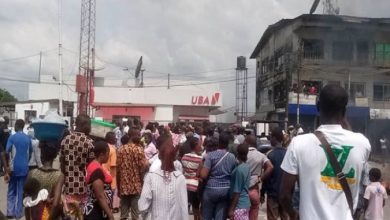 Photo of Market women besiege banks, barricade roads in Warri 