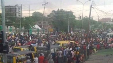 Photo of BREAKING: Supporters of LP, PDP storm Enugu INEC office as LP candidate, Edeoga rejects Nkanu East LG result