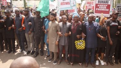 Photo of Protesters reject handover to Tinubu, demand interim government, lay siege to National Assembly