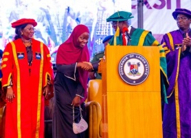 Photo of Sanwo-Olu rewards LASU’s best graduating student with N10m