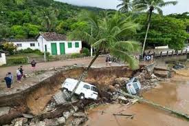 Photo of Flood washes bridge away in Ibadan, leaves commuters, residents stranded