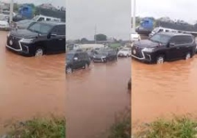 Photo of Gov Obaseki’s convoy stranded as flood overruns Sapele road