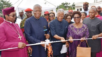 Photo of Danjuma lifts the poor in Enugu, as he commissions state-of-the-art Medical Centre built by his foundation 