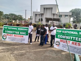 Photo of JUST IN: Protesters storm PDP headquarters, demand NWC members resignation