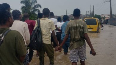 Photo of After 6 hours rain, Lagos residents stranded as flood takes over communities 