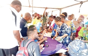 Photo of Hardship: Frustration over inadequate number of POS at Lagos food discount market centres