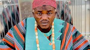 Photo of Reactions as street artiste, Portable jumps gate to evade police arrest