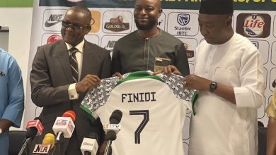 Photo of NFF unveils Finidi George as Super Eagles coach; tongues wagging over secret one-year contract given to him 