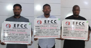 Photo of EFCC nabs 3 mourners for spraying Naira notes at burial ceremony