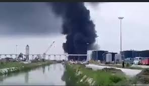 Photo of BREAKING: Fire guts Dangote Refinery