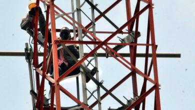 Photo of Man who climbed 120ft mast over hardship nabbed by Police for attempted suicide 