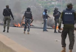 Photo of #EndBadGovernance: Masked DSS operatives, soldiers take over venue of peaceful protest n Abuja after police attacked civilian protester