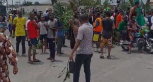 Photo of #EndBadGovernance protesters block NNPC Refinery Road in Port Harcourt, Rivers