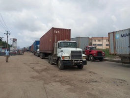 Photo of Angry truck drivers block Owerri-Port Harcourt Road
