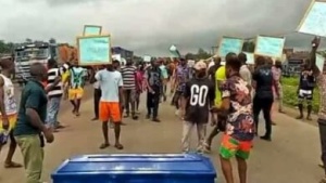 Photo of #EndBadGovernance: Rivers protesters block major road