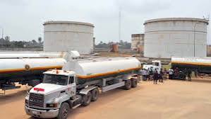 Photo of Outrage as ‘NNPC’ truck caught with suspected stolen crude oil