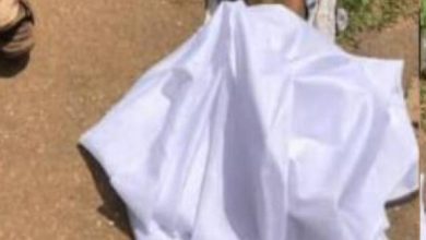 Photo of Unidentified lady dumped by roadside by suspected Yahoo boys