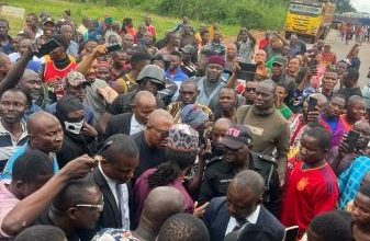 Photo of Electrifying moment when Peter Obi ran into angry drivers in Kogi 