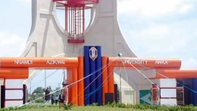 Photo of Tension as varsity students sent out of campus for violating signing off ban [VIDEO]