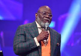 Photo of Bishop T. D. Jakes suffers health emergency after one-hour long Sunday sermon