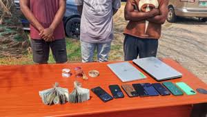 Photo of Police officers reject $17,000 bribe, arrest internet fraudsters in Rivers