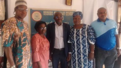 Photo of Chair of Old students association of Osogbo Grammar School, Afolabi presents N600,000 cheque to alma mater 
