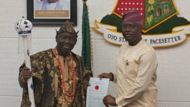 Photo of Amid controversy, Gov Makinde snubs kingmakers, presents staff of office to new Alaafin of Oyo