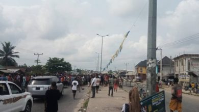 Photo of Rivers community erupts in protest as Police Officer shoots youth dead
