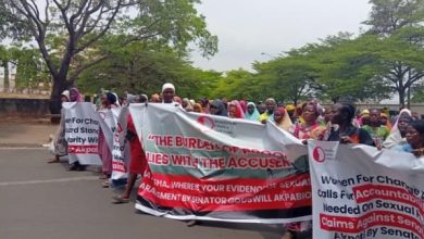 Photo of Pro-Akpabio protesters storm UN building in Abuja, fault Natasha