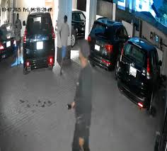 Photo of Caught on Camera: Armed vandals terrorise Lekki, target luxury cars