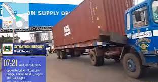 Photo of Gridlock in Ikoyi, Lekki as billboard traps truck, Admiralty Way shut