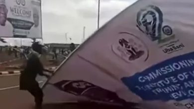 Photo of Angry youths tear down Tinubu’s billboards during visit to Kaduna