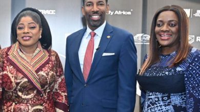 Photo of Mayor of Atlanta applauds Fidelity FNITCC Conference