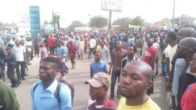 Photo of Makurdi residents protest with corpses of victims killed by suspected Fulani herdsmen, obstruct traffic on Federal Highway