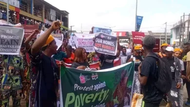 Photo of Lagos residents take to streets over hunger, demolitions 