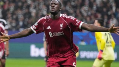 Photo of Liverpool rebounds from four-game losing streak with 5-1 win at Frankfurt