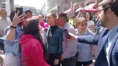 Photo of Man attempts to grab breasts, kiss Mexican President while walking along the street 