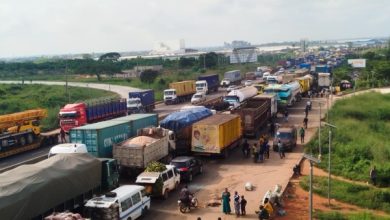 Photo of Gridlock as protesting truckers barricade Lagos-Ibadan Expressway
