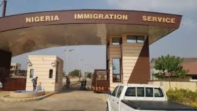 Photo of Outrage as Immigration officers demand N2m bribe, hold Nigerian returning to base hostage
