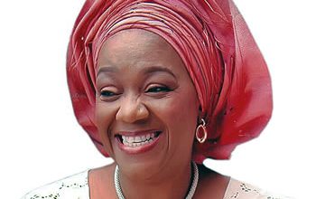 Photo of Ex-Oyo First Lady, Kemi Akala distributes food items, cash to Ogbomoso women